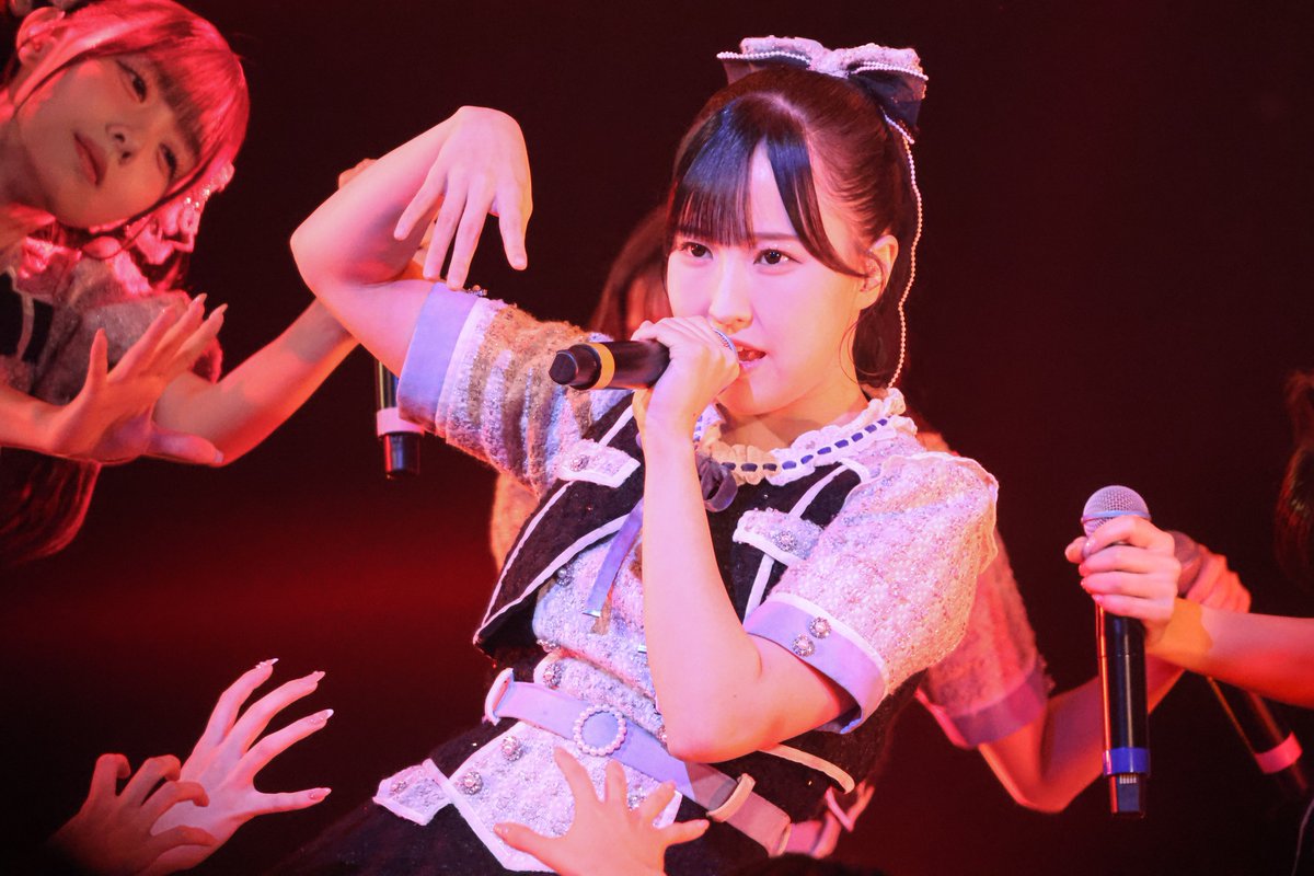 Kyokuma0519's tweet photo. 「私達に喰われたいか？骨抜かれて血肉となれ」

マジで喰われそうな1枚撮れてました🧡

#えりさーち
#たかねこ
#カメねこ https://t.co/SST5IM2xnV