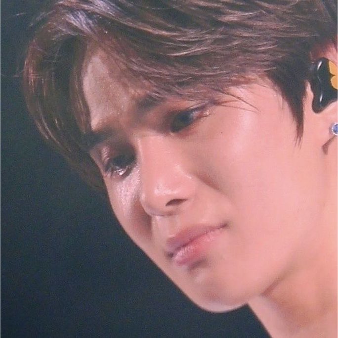 dearteaj's tweet photo. bayangin sayap kiri kirim selfie ke grup buat life update
jungwoo: aku pernah disitu di posisimu (ngetik sambil nyabut rumput lanjut ngangkut speaker)😭 https://t.co/gHj0874oq9