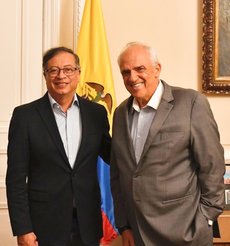pposejo's tweet photo. La alegría de @ernestosamperp al saber que ha dejado de ser el peor presidente de la historia... https://t.co/oYrcQeNaO9