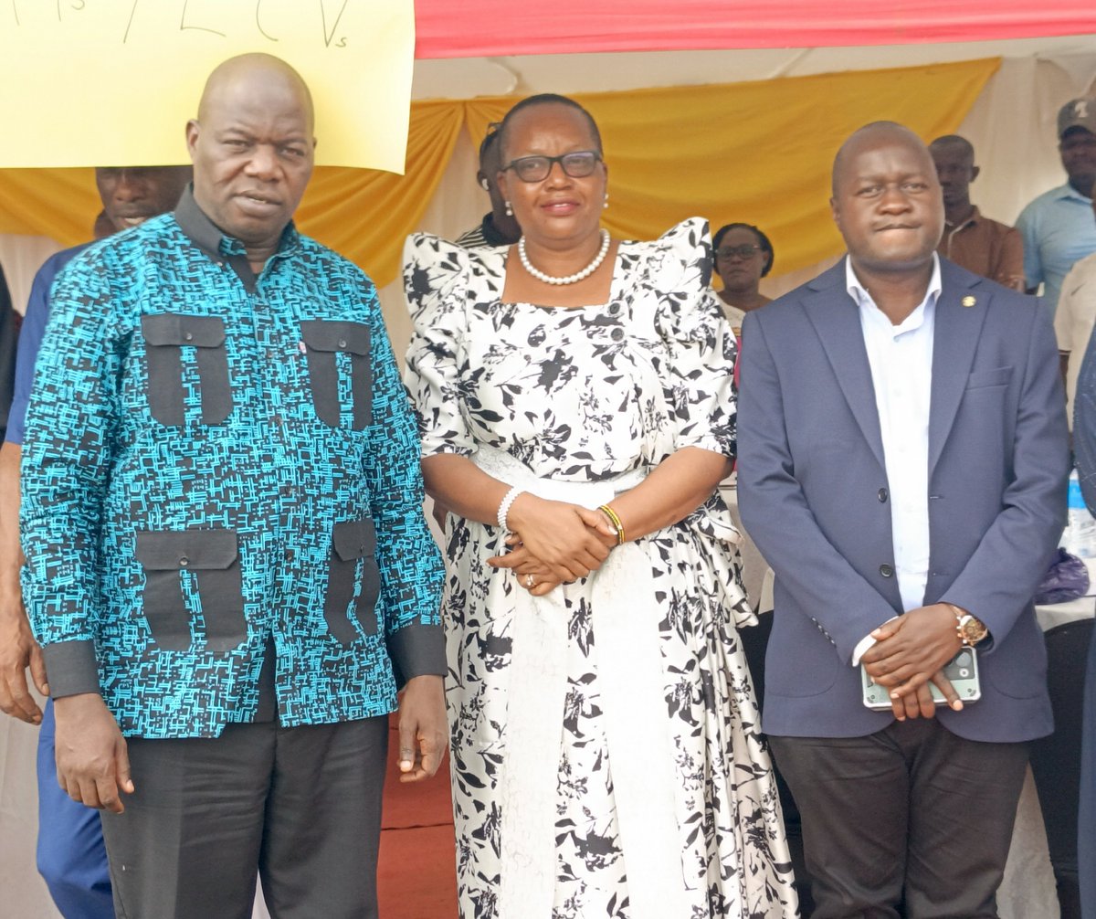 EmmaWangolo's tweet photo. Hon @WanyotoLydia together with Bugisu Parliamentarians have attended to commiserate with the family of Hon. Julius Nakiyi in Buhugu-Sironko who lost a brother, late Charles Robert Nagimesi https://t.co/7xC1GAx8TU