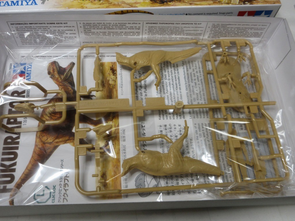 araki_kazuyan's tweet photo. TLにタミヤのフクイラプトルがいっぱい流れてきて楽しいですね。
すっかり出遅れましたが、昨日私にも福井の恐竜総研さんからいただいた分とヨドバシカメラで買ったのとで4つ届きました。
もう何年もプラモデルを作ってませんので、今日ニッパーを買いに行ってきました😅

お前はもう絶滅している？ https://t.co/pS1qT0o1ee