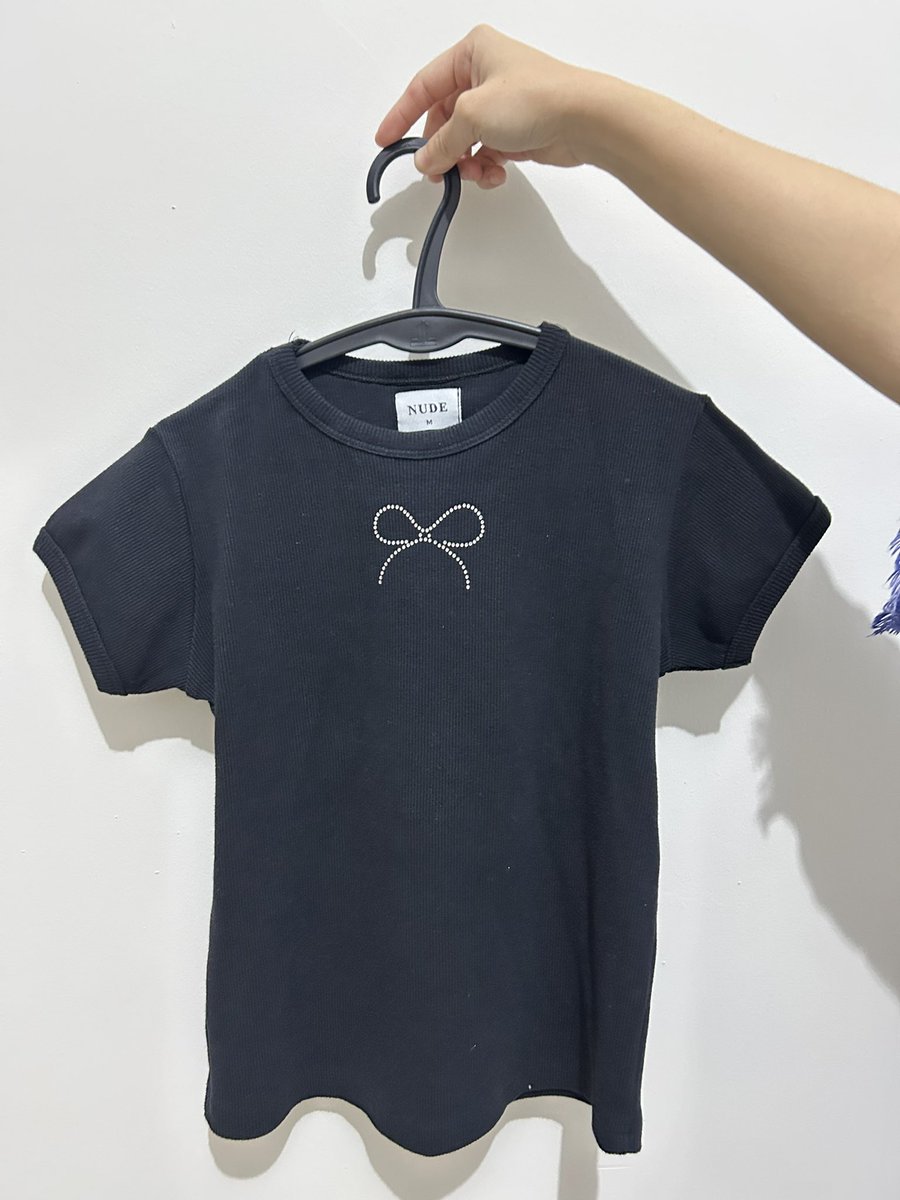 bysnotteau's tweet photo. ─⋆ wts bow tee black by nude the label
─⋆ size M | bust 82-94 cm

can by 🍊, price exc admin fees
💌 boleh bgt dm for details 
📍 surabaya, jawa timur

💸 59k https://t.co/0T9WhbCxSB