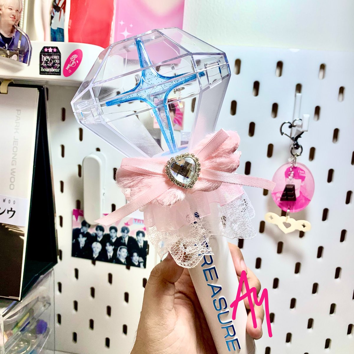 ayiurswoo's tweet photo. help rt
★𓈒⋆⑅˚₊୨ wts || want to sale ୧₊ ˚⑅⋆𓈒★

preloved treasure lightstick ver.2 (TEULIGHT)💎

💵 650k exc pack+admin 
🥠 free album jeongwoo raw ver 🐺
🥠 good condition
🥠 detail by dm
🥠 splitpay only

📌dipakai konser 1x [pulse on tour]

serius buyer only! https://t.co/GPMWQ4DQeu