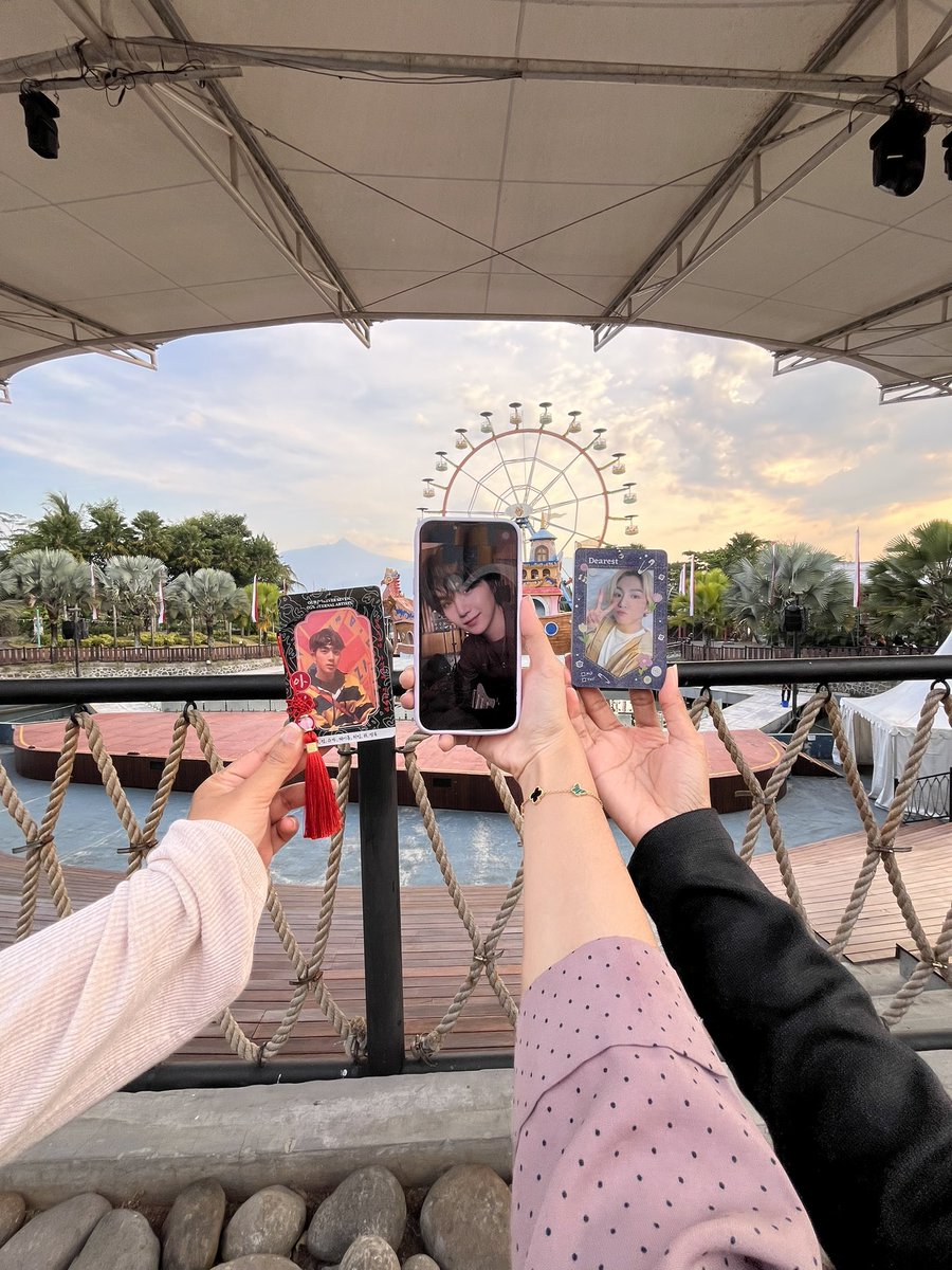 pacarggukk's tweet photo. first meet kita pas ticketing 🤭 second meet cuss ke saloka park 😋💗 thank you guyss 😘 @thccokiez @chaminvk https://t.co/msrKB9EiU0