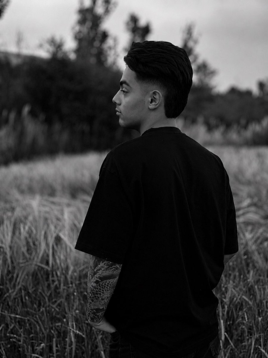 Echo_HM_'s tweet photo. من هستم 🕴🏻 https://t.co/erzMJHzF9C