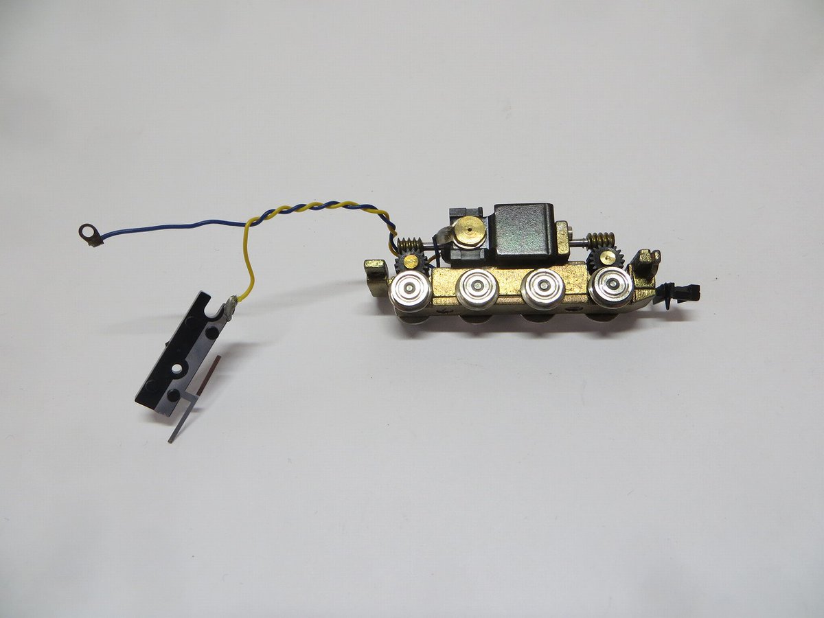 9289el's tweet photo. テンダーはC51以降の車種と同じ物です。

本体下回りはC51等と同じではなく作り分けされています。
第1動輪と第2動輪の間が広がっています。

ピストン尻棒が強調されています。 https://t.co/9SfaEicIWF