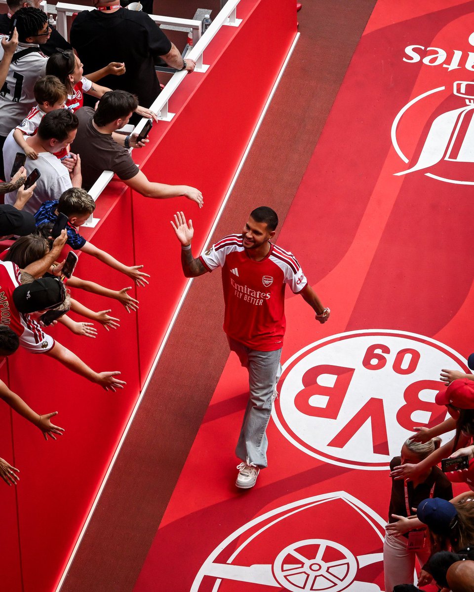 uwimaclarisse's tweet photo. Amakipe azirwazaaaa 🔥🔥

Arsenal present their new midfield maestro Bruno Guimarães at the Emirates 🪄

Bruno  Guimararaes yerekanwe kuri Emirates.

#Arsenalll https://t.co/iOg7ozRp6N