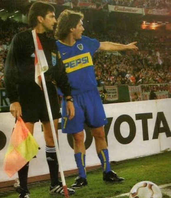chuchritl's tweet photo. @LeoAchilli "Ese señor, que no sé como se llama, me está pidiendo que me vaya"💙💛💙 https://t.co/az4J2we2kr