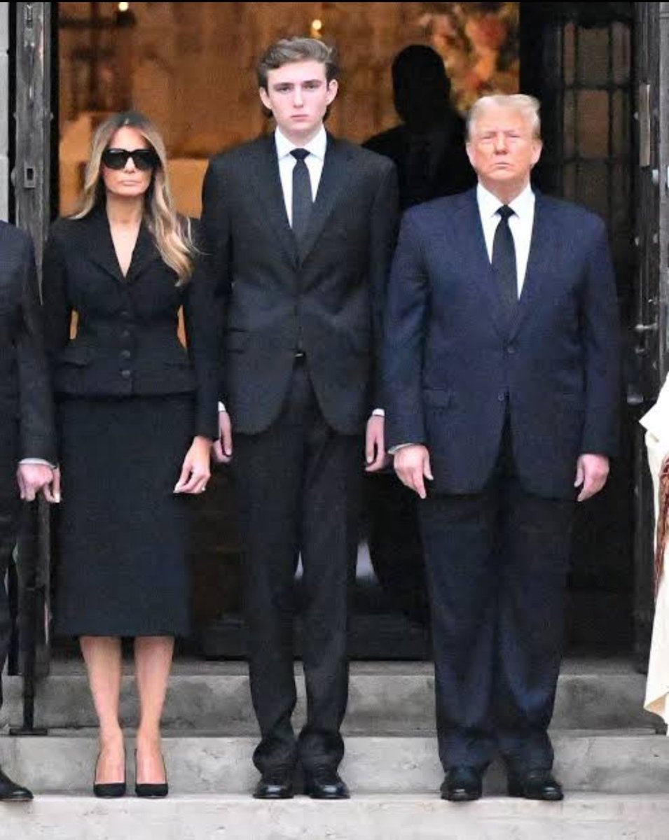 SUBRATA30016572's tweet photo. Drop a🇺🇸❤ if you're a TRUMPER and love the First family!! https://t.co/q3jPbr4tk3