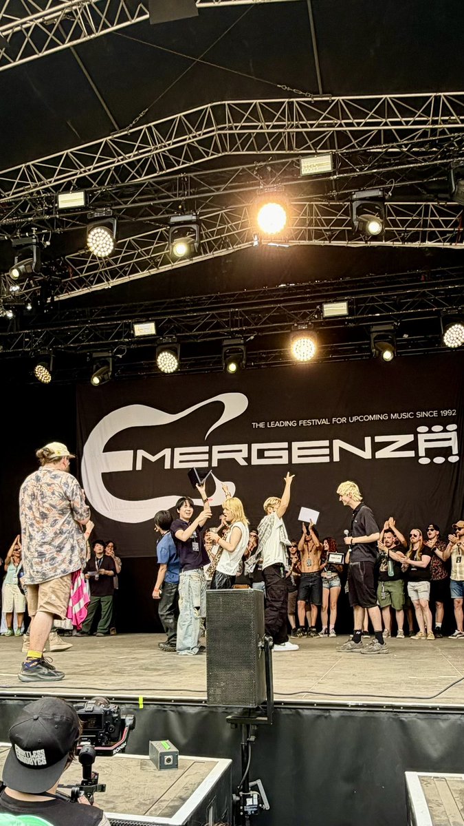 EMERGENZAJAPAN's tweet photo. 🏆 【速報】EMERGENZA 2026 WORLD FINAL 🏆
世界中から集まったインディーズバンドの頂点が今、決定……！
エマージェンザ2026 世界一の座に輝いたのは
韓国代表 can’t be blue @band_cantbeblue 🇰🇷✨
圧倒的なパフォーマンスで会場を熱狂の渦に巻き込み、見事グランプリを獲得！本当におめでとうございます！！🎉👏
熱気冷めやらぬ感動の瞬間をお届け📸👇
#Emergenza2026 #エマージェンザ #cantbeblue  #インディーズバンド #速報