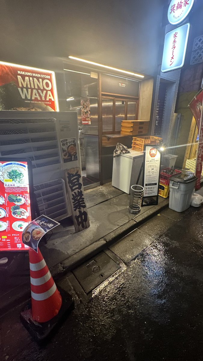 to_fu35's tweet photo. 今日も箕輪家行ってきました

雨だから並ばないで済んだっ

今日はカレーが無かったから熟成豚骨とチャーシューごはんと替え玉っ！

今日も美味しかったです、ごちそうさまでした。狙い通り雨も止んできたから帰れるっ！

あしたも闘魂イベント　レッドブルイキマース！ https://t.co/AMoLsxsFEt