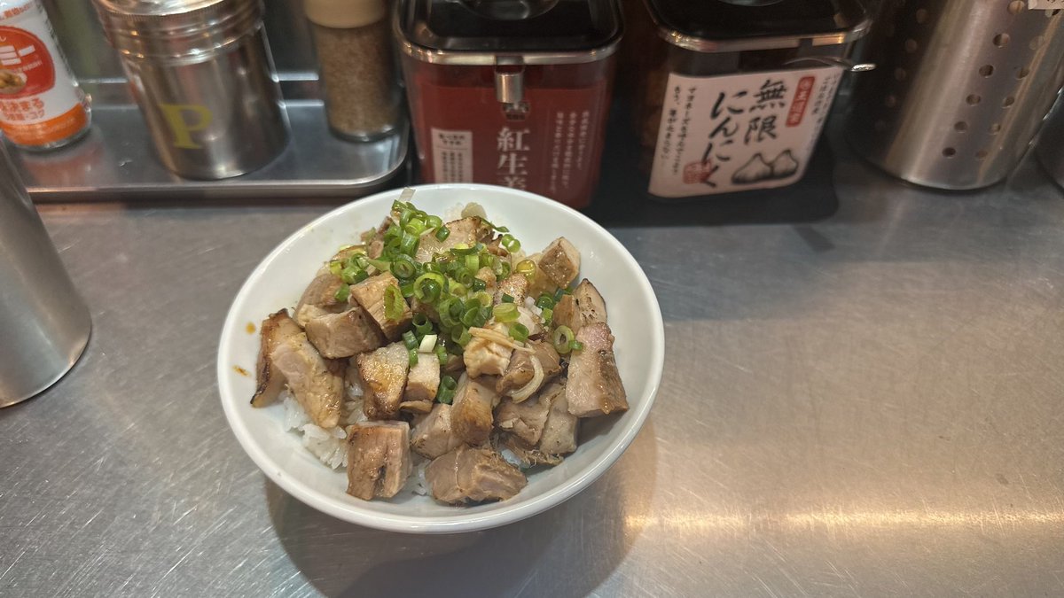 to_fu35's tweet photo. 今日も箕輪家行ってきました

雨だから並ばないで済んだっ

今日はカレーが無かったから熟成豚骨とチャーシューごはんと替え玉っ！

今日も美味しかったです、ごちそうさまでした。狙い通り雨も止んできたから帰れるっ！

あしたも闘魂イベント　レッドブルイキマース！ https://t.co/AMoLsxsFEt