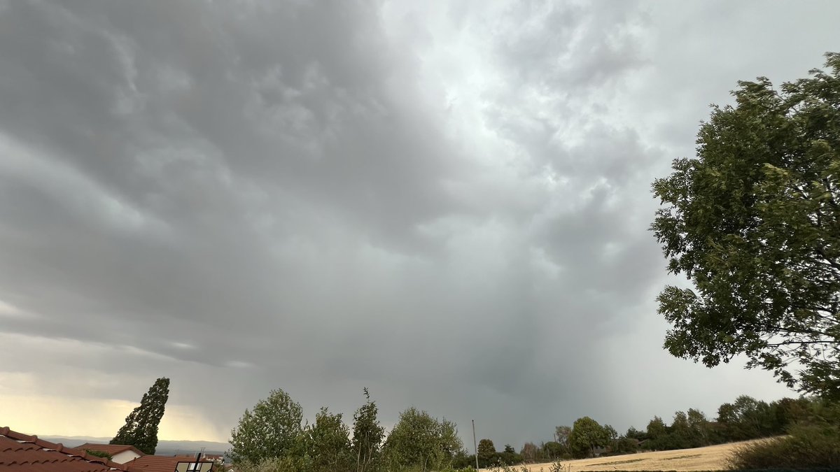 Orage_42's tweet photo. ⚠️ #Orage en cours dans la plaine du #Forez ! https://t.co/PDEvc151X6