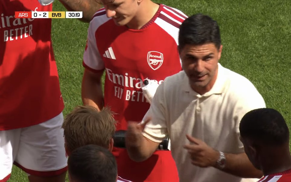 TouchlineX's tweet photo. 📸 - MIKEL ARTETA'S TEAM LOST 3-1 AT HOME VS REAL BETIS, NOW THEY ARE LOSING 2-0 AT HOME VS BORUSSIA DORTMUND!

WHAT ON EARTH IS GOING ON WITH ARTETA'S TEAM! https://t.co/eUFwirc8NG
