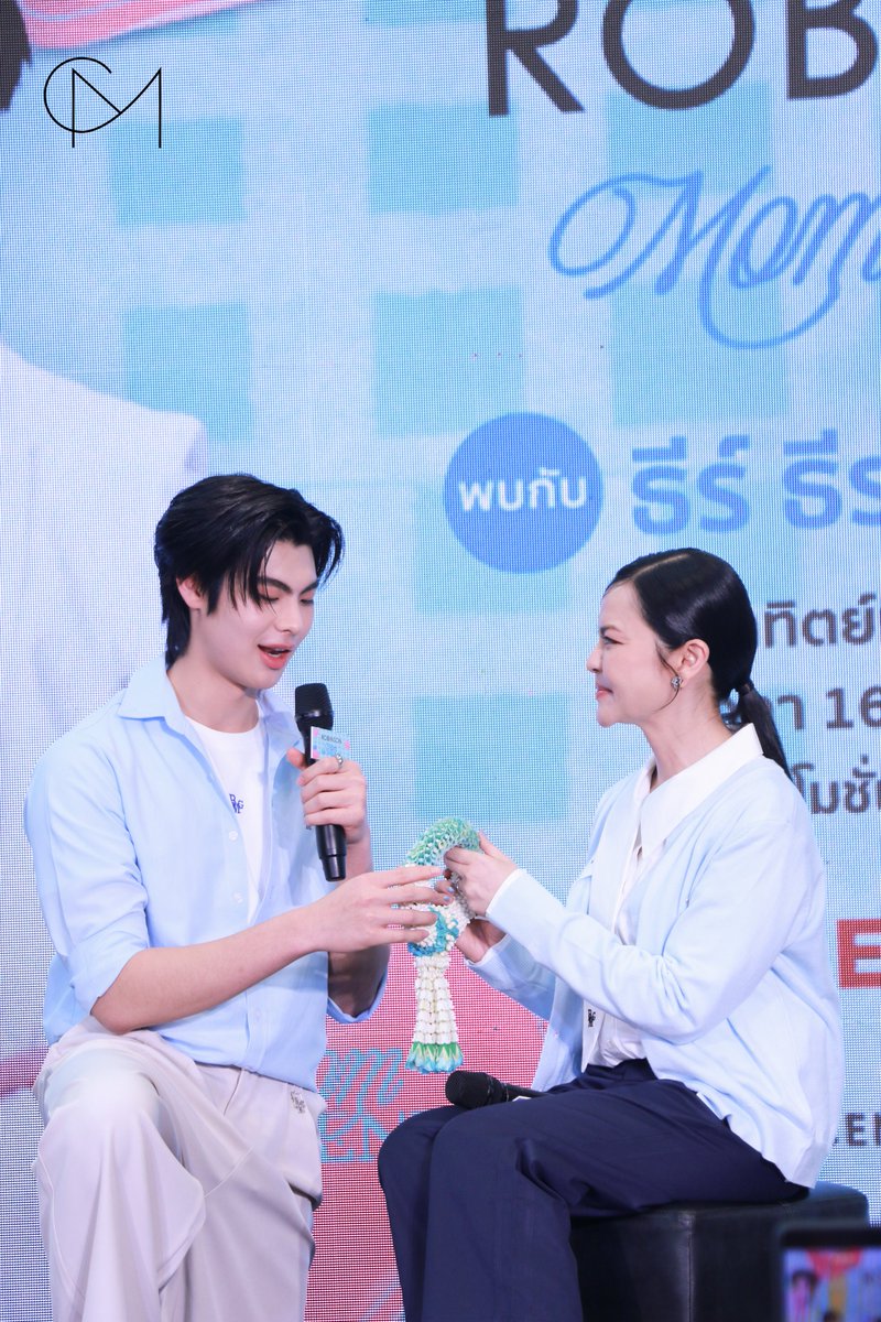 CM2Connect's tweet photo. โมเมนต์สุดพิเศษต้อนรับวันแม่ของหนุ่ม “ธีร์ คุณแม่” ในงาน “ROBINSON MOM MOMENTS” ณ ห้างโรบินสัน สระบุรี ✨

Robinson x Thee
#RobinsonMomMomentsxThee
#ธีร์ธีรติ #tthi_eks https://t.co/3epD79YDU9