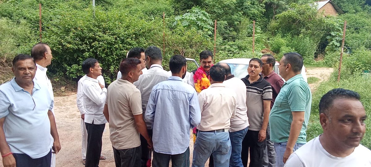 bumber_thakur's tweet photo. TEAM BT :- आज सदर बिलासपुर के ग्राम कुनणू में ओवरहेड टैंक एवं डीप बोरवेल का उद्घाटन
श्री बंबर ठाकुर जी के कर-कमलों द्वारा दिनांक 09 अगस्त 2026 को विधिवत सम्पन्न हुआ।

इस विकास कार्य से क्षेत्रवासियों को पेयजल की बेहतर एवं सुचारू सुविधा उपलब्ध होगी। https://t.co/5KGNHsq994