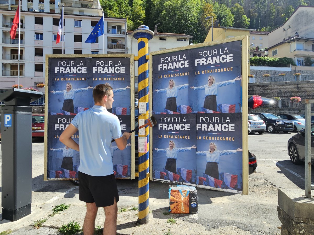 GrabyValerie's tweet photo. 🇫🇷Pour La France , pour le Jura , la Renaissance ! Avec @MLP_officiel @J_Bardella.
Collages sur le haut-Jura avec @EtienneClerc_👍 délegué départemental  #RassemblementNationalduJura ,   parce que le #Jura le vaut bien . 🫶 https://t.co/OcGc6y2fUy