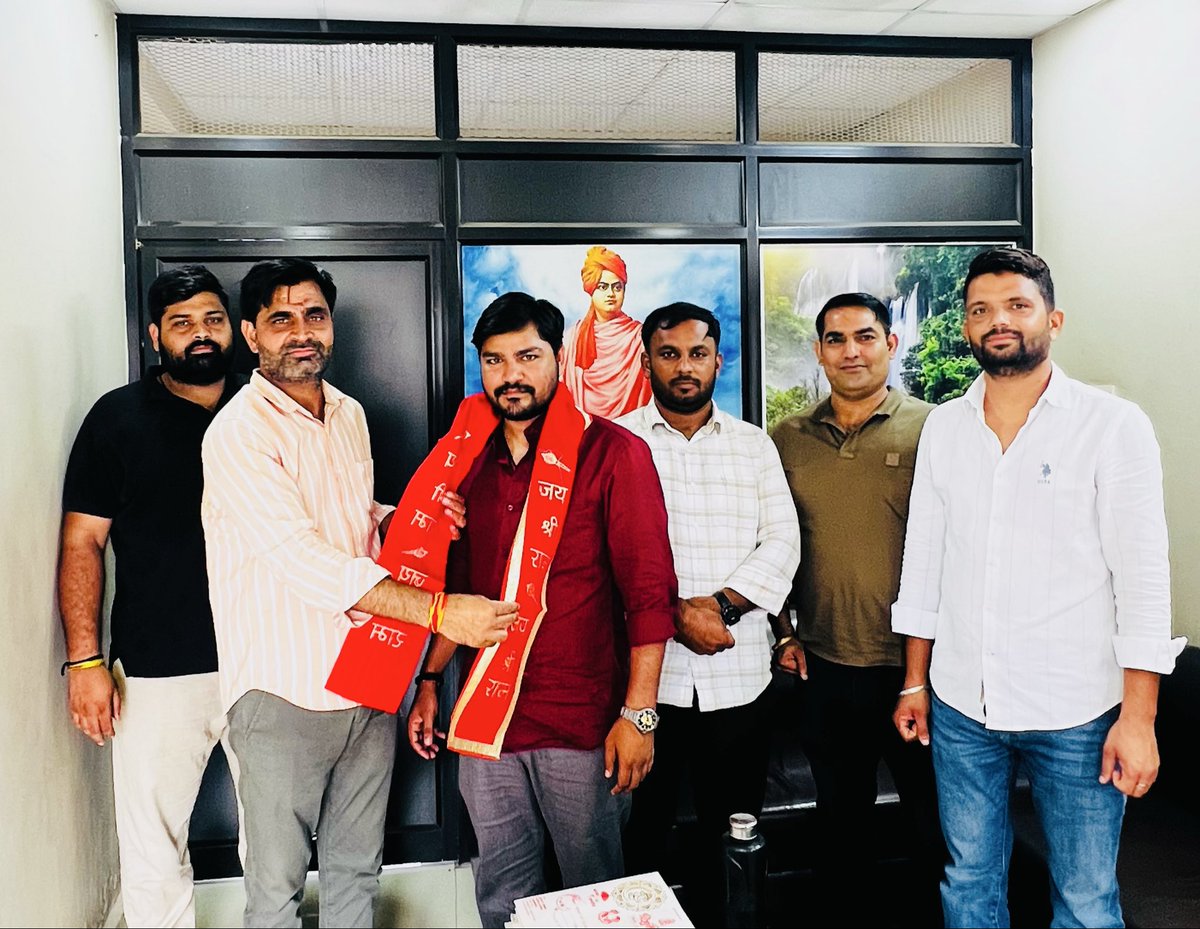 KanaramJat12345's tweet photo. आज मानसरोवर निवास पर कॉमर्स कॉलेज के पूर्व छात्रसंघ महासचिव छोटे भाई अमित शर्मा चतरपुरा को जन्मदिन के शुभ अवसर पर मिठाई खिलाकर शुभकामनाएं प्रेषित की। https://t.co/ieJsgsH9G1