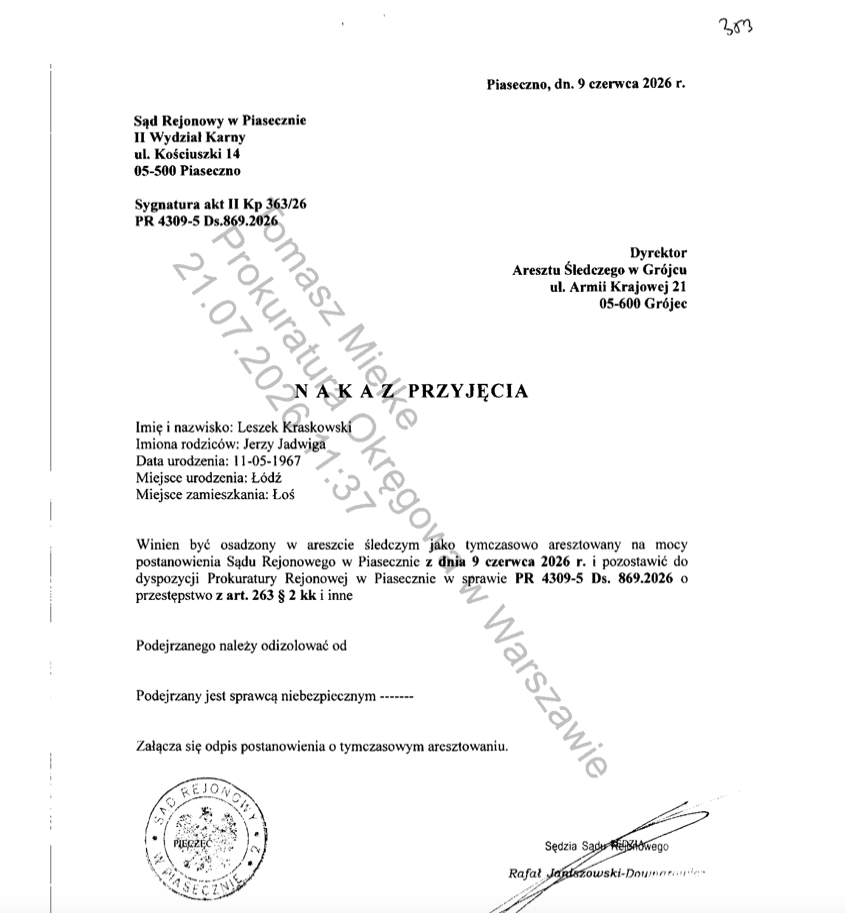 LKraskowski's tweet photo. Z cyklu: Jak ONI kłamią":
Gdy siedziałem w areszcie na Białołęce, strażnicy przeprowadzali mnie z celi do łaźni skutego kajdankami z tyłu. Gdy szedłem na spacerniak, było to samo. Dwóch strażników obstawy. Kajdanki z tyłu. Recydywa pytała: "Kto to, ku*wa, jest?". "Ch... wie. Ponoć chciał kilnąć jakiegoś psa" - padały odpowiedzi. 
Żaden inny więzień nie był tak traktowany. 
Działo się tak, bo miałem status "Niebezpieczny", tak jak niegdyś słynny Misiek z Nadarzyna i szefowie mafii pruszkowskiej. 
W konwoju: kajdanki na rękach i kajdanki na nogach. Jak Cezary Pazura w "Kilerze". Ale to nie była komedia Machulskiego. To działo się naprawdę. 

Gdy po tygodniu oczekiwania, po raz pierwszy ujrzałem mojego adwokata Łukasza Pawelskiego, poskarżyłem mu się na celę pełną pluskiew, brak jakichkolwiek ubrań i status "N" ("niebezpieczny"). Mój obrońca przekazał te wiadomości mediom. Na to zareagowała natychmiast "wiceministra" sprawiedliwości i wszystko zdementowała. Dementi zamieściła na X (jest w komentarzu). 

Tymczasem właśnie trafiłem na dokument podpisany przez byłego sędziego wojskowego Rafała Janiszowskiego-Downarowicza, który postanowił wpakować mnie do celi na 3 miesiące podczas trwającej 15 minut rozprawy aresztowej. 
Sędziemu nie przeszkadzał brak mojego adwokata, którego powiadomiono o terminie tuż przed posiedzeniem, tak aby nie zdążył na nie dojechać. Wręcz przeciwnie, sędzia sprawiał wrażenie kogoś, kto czerpie sadystyczną przyjemność z wyżywania się nad zupełnie bezbronnym podejrzanym.

- Pan nie ma obrońcy! Do rzeczy, bo odbiorę panu głos! - wrzeszczał, nie pozwalając mi się swobodnie wypowiedzieć i odnieść do treści absurdalnych zarzutów, jakobym chciał zamordować komendanta policji w Piasecznie. 

Rzućcie okiem na ten dokument. Na to, co sędzia Downarowicz napisał do administracji więziennej: "Podejrzany jest sprawcą NIEBEZPIECZNYM".

Tak, wiem, ujawniam materiał dowodowy ze śledztwa. 
Popełniam kolejną zbrodnio-myśl i zbrodnio-czyn. Znowu nie mieszczę się w systemie. 
Ale taka jest praca dziennikarza.
Polega między innymi na na ujawnianiu przekrętów i kłamstw polityków. Po to, abyśmy wybrali ich na kolejną kadencję. 

Tak, wiem, grozi za to surowa kara. 
Ci politycy mogą mnie za to znowu posadzić w celi z pluskwami.
Ale wiecie co, sądowo-prokuratorska kasto? 
Mam to gdzieś. Jestem przecież niebezpieczny, recydywa mnie szanuje. Mogę liczyć na to, że w celi na Białołęce dostanę dodatkową porcję zupy od korytarzowych, czyli kajfusów.
#media #Giertych #aferaPolnordu #pralniaRomana