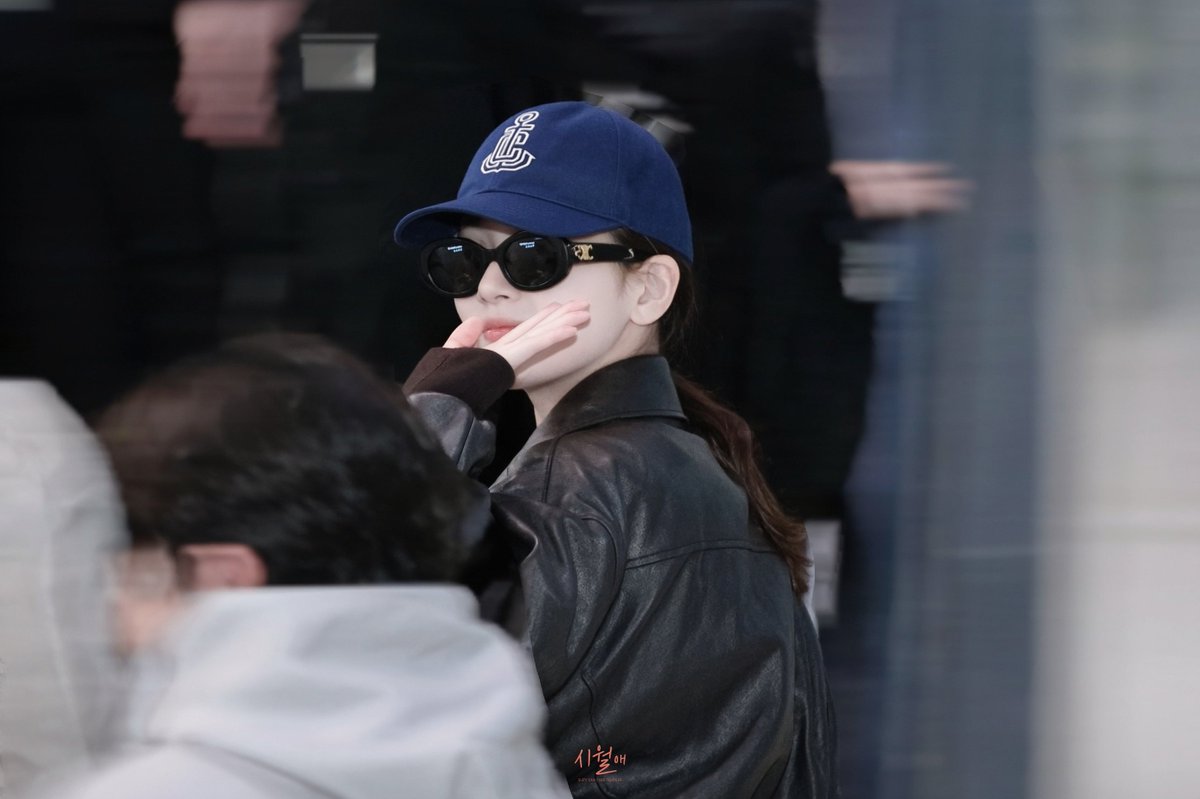 SIWOLAE_941010's tweet photo. 250328 수지 인천공항 입국 고화질
고화질 🖐👋✌️

https://t.co/bnbzZEaacP

#수지 #SUZY #셀린느 #CELINE https://t.co/GqudvZqgWx