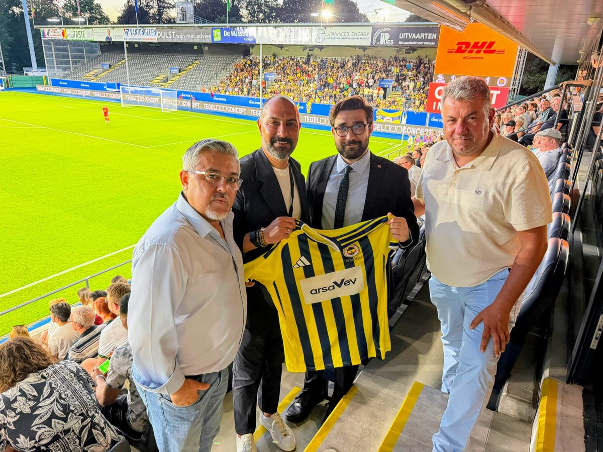 TC_BrukselBK's tweet photo. UEFA Kadınlar Şampiyonlar Ligi 2. Ön Eleme Turu finalinde OH Leuven karşısında büyük bir mücadele ortaya koyan Fenerbahçe Kadın Futbol Takımımıza ve takımımızı yalnız bırakmayarak tribünlerden destek veren tüm vatandaşlarımıza teşekkür ediyoruz.

@kadinfutbolfb 
@Fenerbahce https://t.co/shRuiDRXdP