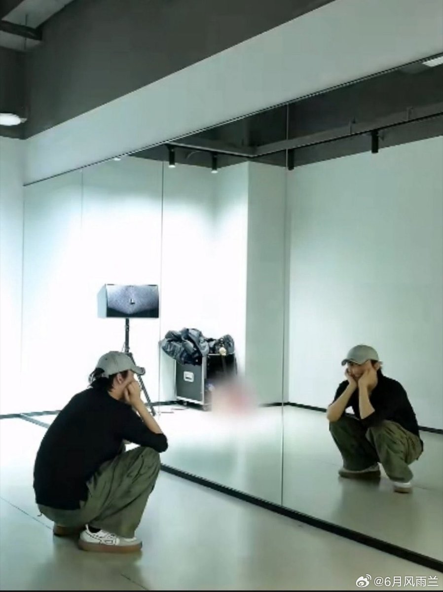 pechraploy_'s tweet photo. อยากกอดๆป๊า เห็นสดใส ร่าเริงแบบนั้น ข้างในไม่รู้ว่ากังวล กดดันกับตัวเองขนาดไหน ไหนจะเรื่องฝึกซ้อม ร้อง เต้น แสดง ต้องเริ่มใหม่ทั้งหมดตั้งแต่ต้น ไหนจะงานในบริษัทที่จะต้องทำ งานวงที่ต้องมีเรื่องดูแล สำหรับคนคนหนึ่งที่พึ่งเริ่มต้น มันมากเกินไปจริงๆ ขอบคุณที่ไม่ท้อ พยายามจนถึงทุกวันนี้ เจียงเหิงนายเก่งมากๆ 🩶🤍