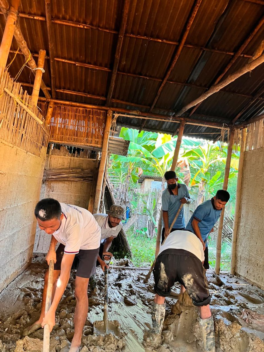 nccdibrugarh's tweet photo. When the nation calls, NCC responds! 🇮🇳 CTO Marina and 36 cadets of #63AssamBnNCC, Dibrugarh Group, Nowbachiya College joined shramdaan at Hulung Katoni, Nazira, supporting flood victims. Proud young leaders!
 
#63AssamBnNCC
#NCC #FloodRelief https://t.co/q1JLHNYbz9