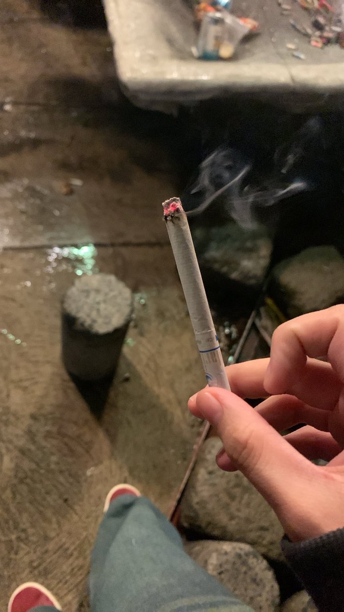 mimkikimo's tweet photo. me lamba miss na lumang design ng marlboro blue #yositwt https://t.co/nxacDhk0W2