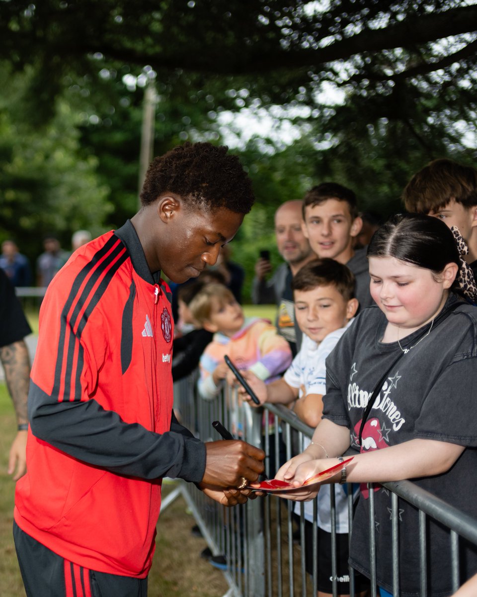 ManUtd's tweet photo. Joining up with the United squad in Ireland 👊➕ https://t.co/8VFeXT9mHa
