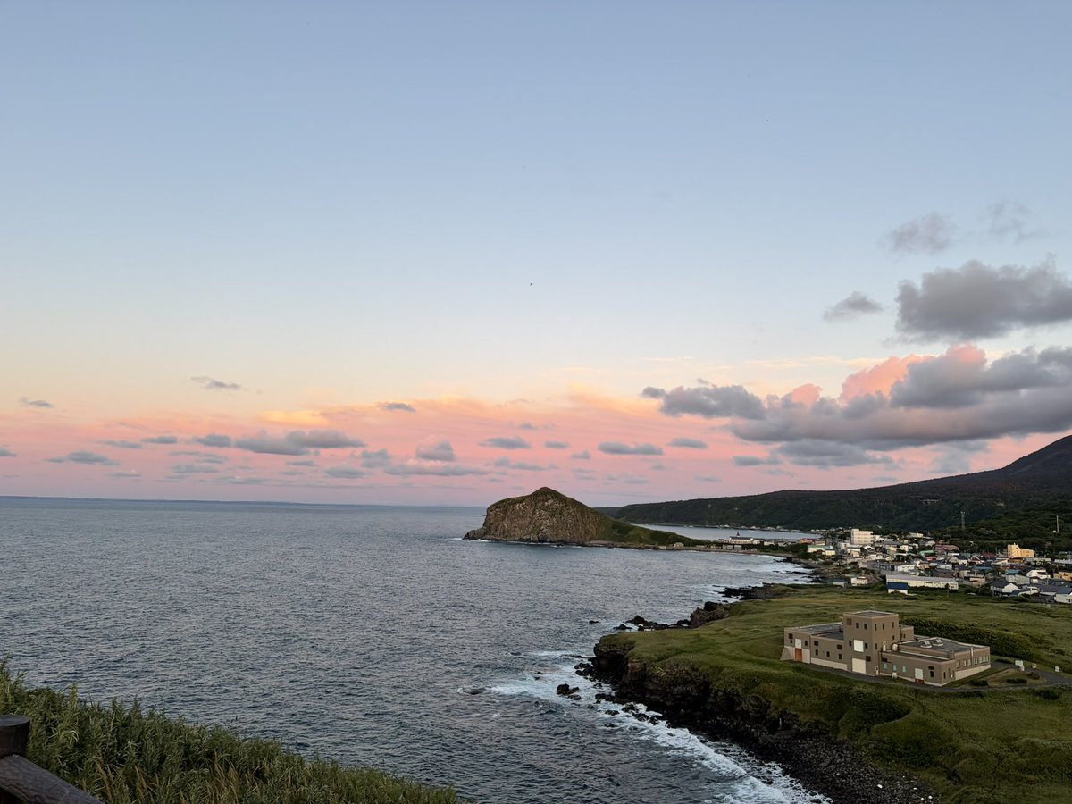 JMHYAIM's tweet photo. 利尻島へ！
天気に恵まれたので、宿の夕食を早めに済ませた後、妻と夕陽&amp;ビーベル鑑賞に出かけました🌅

僕「（宿へ戻る車内で）いやー、すごかったね！」
妻「ね！どれも美味しかったけど、わたし的には、お刺身がナンバーワンかな」
僕「晩メシの話じゃなくてさ」 https://t.co/6MfNwJcyqL
