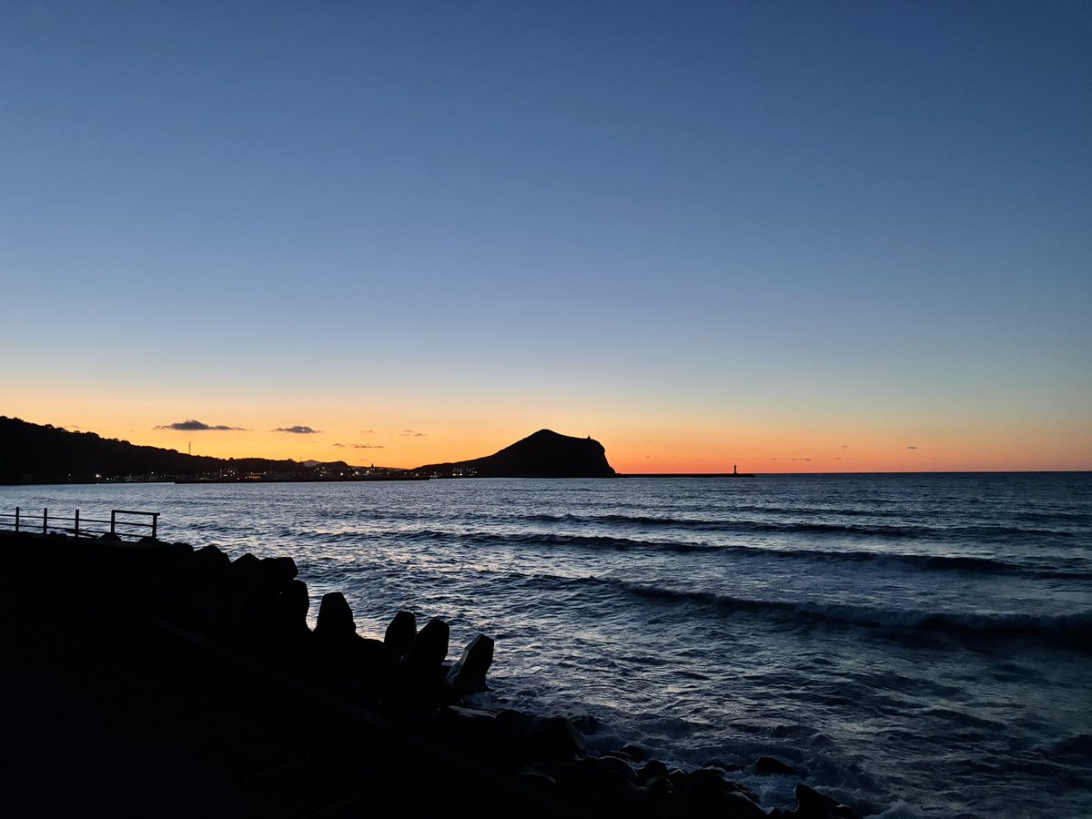 JMHYAIM's tweet photo. 利尻島へ！
天気に恵まれたので、宿の夕食を早めに済ませた後、妻と夕陽&amp;ビーベル鑑賞に出かけました🌅

僕「（宿へ戻る車内で）いやー、すごかったね！」
妻「ね！どれも美味しかったけど、わたし的には、お刺身がナンバーワンかな」
僕「晩メシの話じゃなくてさ」 https://t.co/6MfNwJcyqL