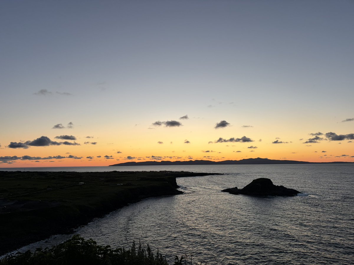 JMHYAIM's tweet photo. 利尻島へ！
天気に恵まれたので、宿の夕食を早めに済ませた後、妻と夕陽&amp;ビーベル鑑賞に出かけました🌅

僕「（宿へ戻る車内で）いやー、すごかったね！」
妻「ね！どれも美味しかったけど、わたし的には、お刺身がナンバーワンかな」
僕「晩メシの話じゃなくてさ」 https://t.co/6MfNwJcyqL