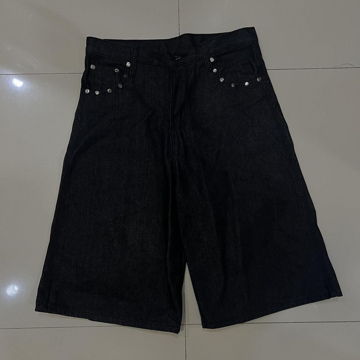 biesrw's tweet photo. 22wrldwidee Midnight Stud Jorts 
M size (เอว 32) 550 https://t.co/rfGenPCXTP