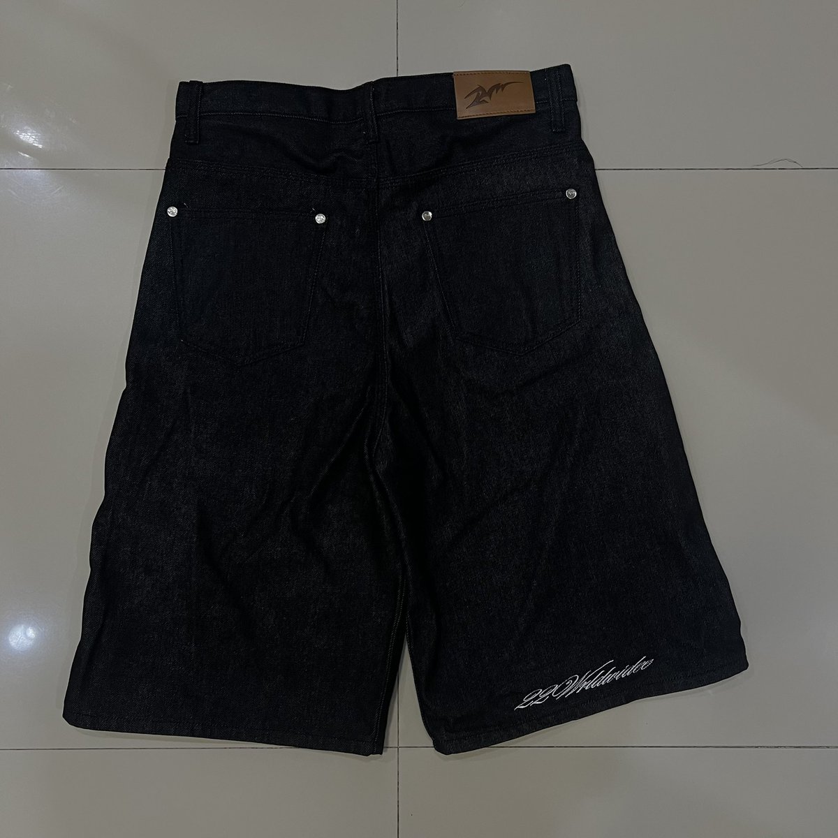 biesrw's tweet photo. 22wrldwidee Midnight Stud Jorts 
M size (เอว 32) 550 https://t.co/rfGenPCXTP
