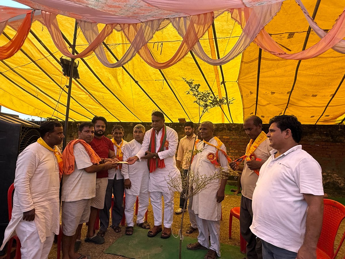 grabsudheer's tweet photo. आज दिनांक 9 अगस्त 2026 को अपनी विधानसभा 60, गढ़मुक्तेश्वर गाँव- बलवापुर और चांदनेर में कांवड़ियों के लिए आयोजित विभिन्न सेवा शिविरों में जाने और श्रद्धालु कांवड़ियों की सेवा करने का सौभाग्य प्राप्त हुआ। 🙏🔱

महादेव की भक्ति में लीन इन शिवभक्तों की सेवा करना मेरे लिए सौभाग्य और पुण्य का अवसर है।

भोलेनाथ से प्रार्थना है कि सभी कांवड़ियों की मनोकामनाएं पूर्ण हों, उनकी यात्रा मंगलमय हो और महादेव की कृपा सदैव सभी पर बनी रहे।

हर हर महादेव! 🚩🔱 

एड. सुधीर चौहान
राष्ट्रीय प्रवक्ता (समाजवादी पार्टी)
विधान सभा-60 गढ़मुक्तेश्वर

@mediacellsp @samajwadiparty @yadavakhilesh @dimpleyadav @palshyamLalsp @proframgopalya1 @MPDharmendraYdv @shivpalsinghyad  @aashishsy @IqraMunawwar_ @Kamalakhtar25 
@ABPNews @news24tvchannel @ndtv @News18India @News18UP @ajjtaknews2 @ndtv 

#samajwadipartyofficial #AkhileshYadav #PDA #bholenath
#कांवड़