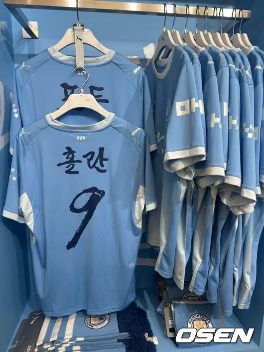 unojaehyun's tweet photo. Jaehyun is wearing the Haaland jersey #9!!! https://t.co/vptHOC3leU