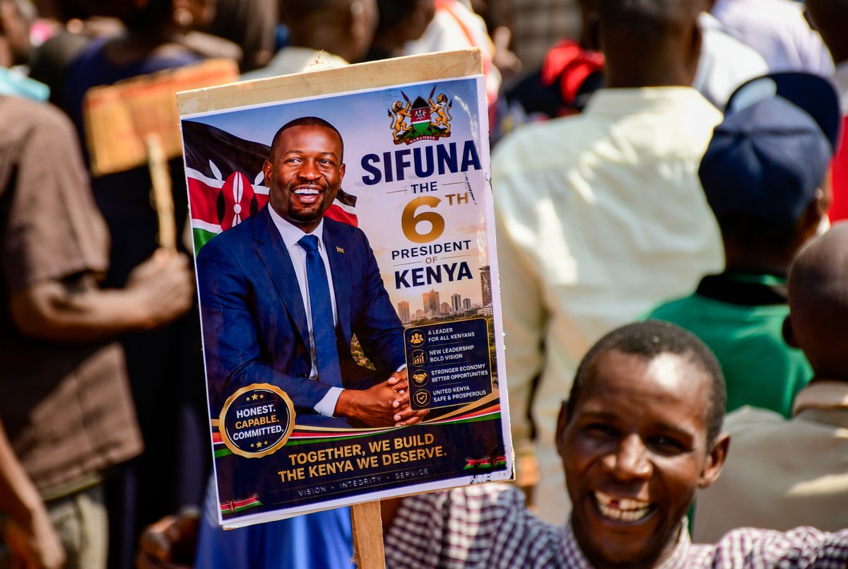 abbiezuena's tweet photo. Malaha wameshaa tutolea official posters za campaign za H.E 

#SifunaWaKenya https://t.co/kGtJYoI8FG