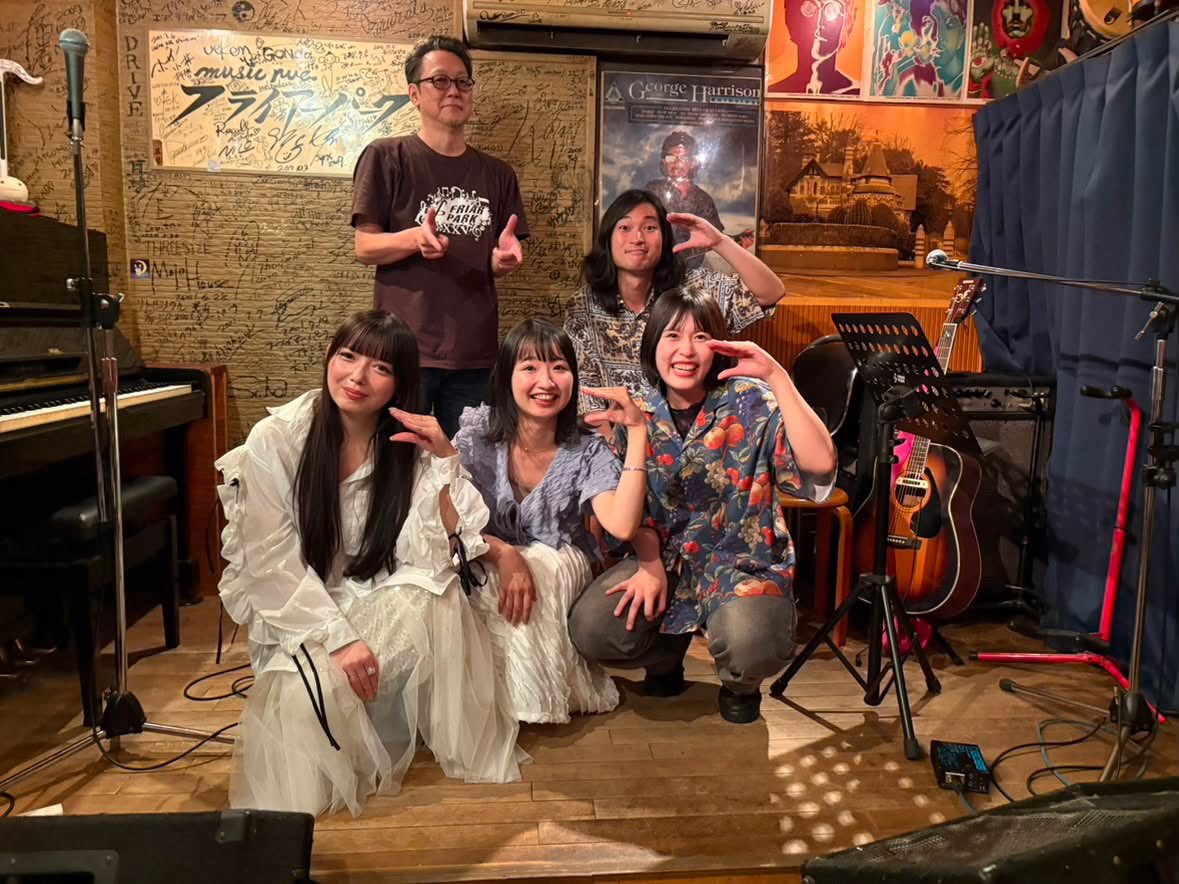 asuasugo1231's tweet photo. フライアーパークにご来場頂いた皆様ありがとうございました😊
気心知れたお二人と皆さんとで和気あいあいな回でした♪
次にフライアーパークさんに出演させて頂くのは9/6（日）！
またまた日曜日のライブになります♪
ぜひ、ご都合の合う方はいらしてください✨ https://t.co/5VBBk0VkyY