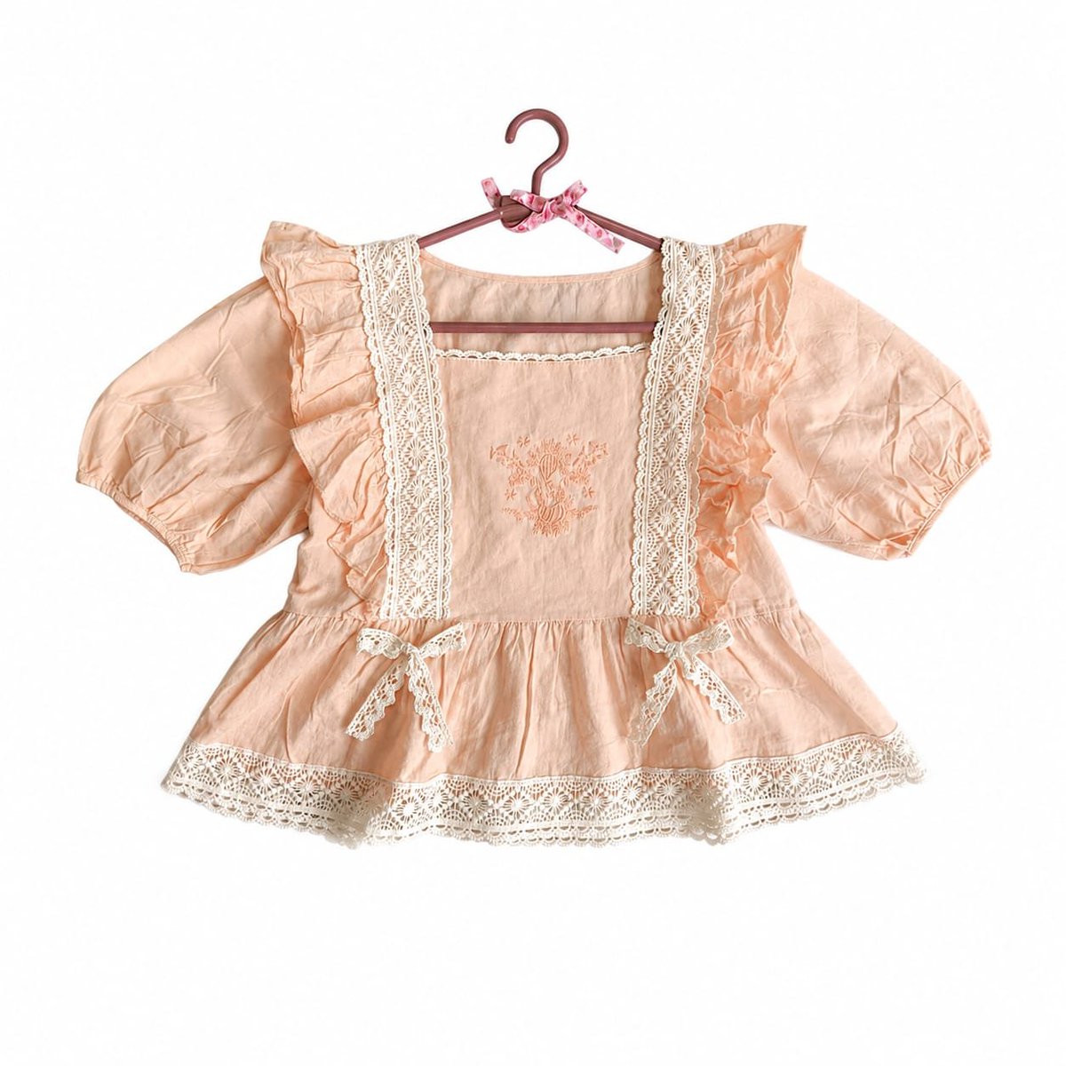 EnriqueKath's tweet photo. wts peach lace peplum blouse coquette cottagecore soft girl embroidery ribbon top mori fairycore peach kawaii - 40k

short desc : bordiran nya buagussss banget warna peachnya soft cantik,modelnya agak ngecrop https://t.co/oZ7JnkSmYL