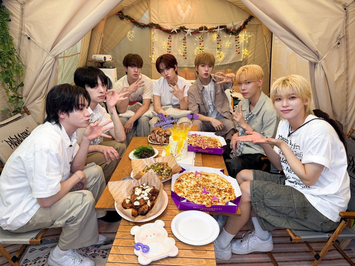 nSSign_official's tweet photo. [📸] n.SSign 3rd Debut Anniversary LIVE 완료✨
3년이라는 시간 동안 n.SSign과 함께 걸어와 준 COSMO, 진심으로 감사합니다. 앞으로도 잘 부탁드립니다 💛

#nSSign #엔싸인 #エンサイン
#Happy_nSSign_day
#nSSign_3rd_Anniversary https://t.co/7pcOFXHfij