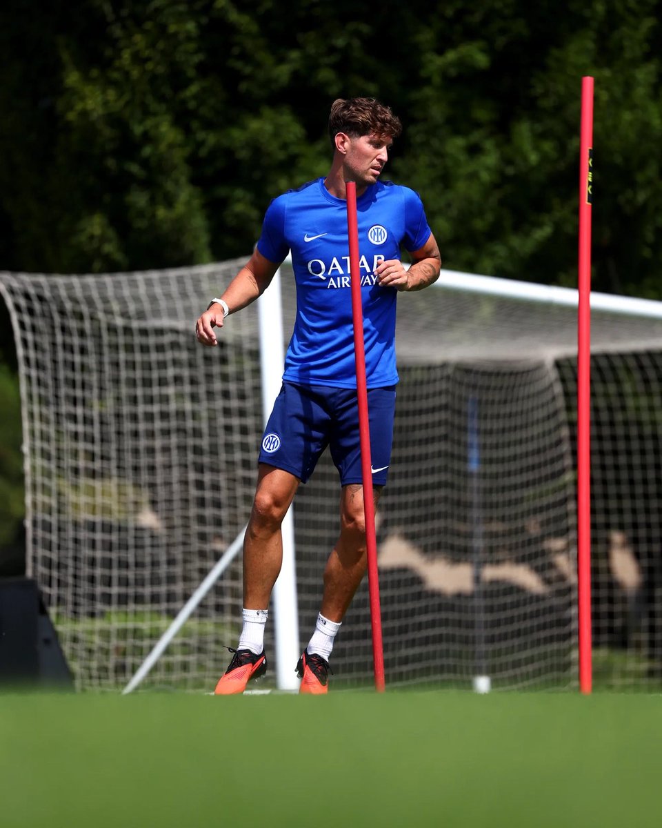 90ordnasselA's tweet photo. Il primo allenamento in nerazzurro per John Stones ⚫️🔵 https://t.co/bz3JxbIKFG