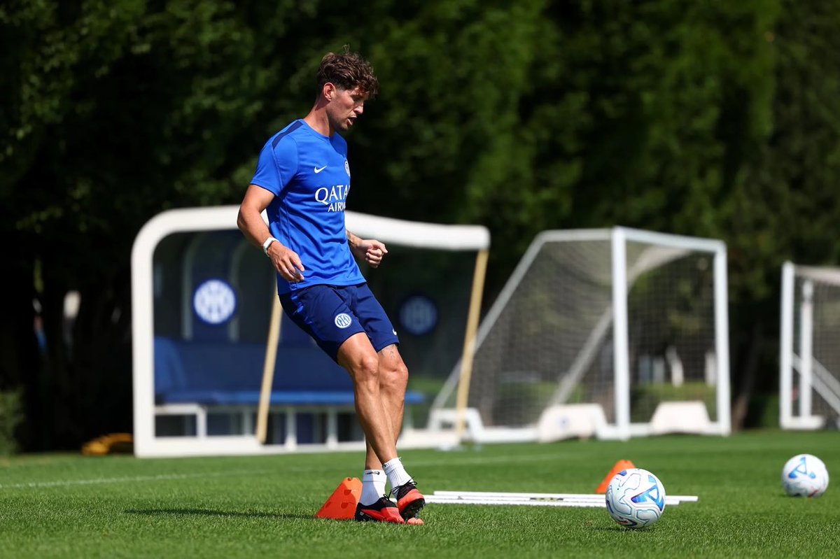 90ordnasselA's tweet photo. Il primo allenamento in nerazzurro per John Stones ⚫️🔵 https://t.co/bz3JxbIKFG