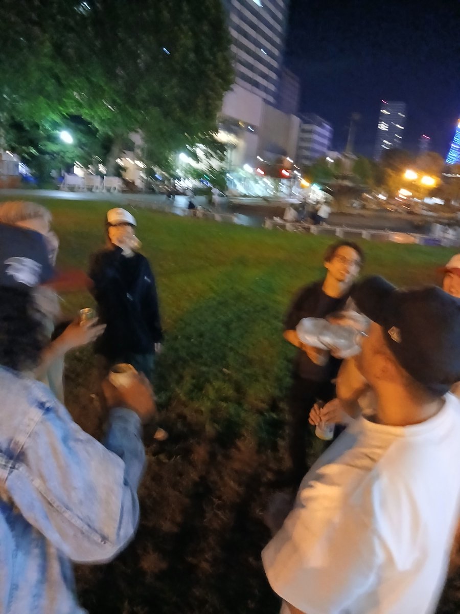 iLLAuguST's tweet photo. コトバスラムジャパン北海道おつかれさまでしたー！！最高！良い刺激！

そしてアフター札幌サイファー
梅田サイファーからLIVE終わりになんとKBD君やKZ君たち来てくれてます～🔥💥🎉 https://t.co/mBkoErNaaQ