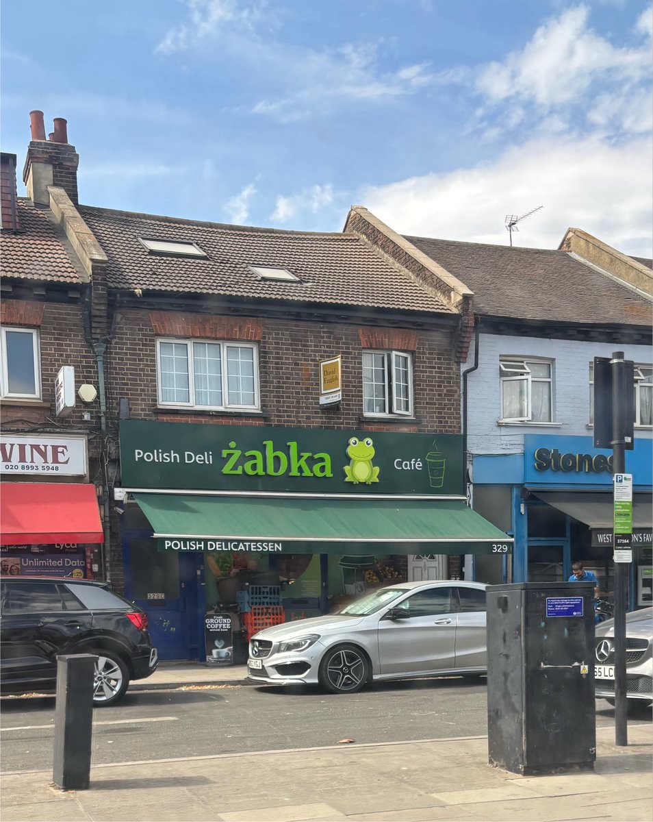 eurotrashsash's tweet photo. I love all the London attempts at recreating żabka https://t.co/C7QOOnvMxn