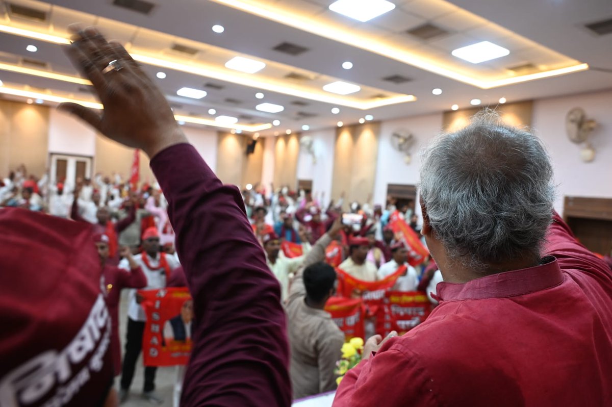 drsanjayknishad's tweet photo. आज कमिश्नरेट सभागार, वाराणसी में मंडल स्तरीय विशेष कार्यकर्ता सम्मेलन का आयोजन हुआ। सम्मेलन में जिला कमेटी के पदाधिकारी, सेक्टर प्रभारी एवं अध्यक्ष, जोनल अध्यक्ष एवं प्रभारी, विधानसभा प्रभारी तथा बूथ कमेटियों के पदाधिकारी एवं कर्मठ कार्यकर्ता बड़ी संख्या में उपस्थित रहे।

इस महत्वपूर्ण सम्मेलन में संगठन को जमीनी स्तर तक और अधिक मजबूत, सक्रिय एवं प्रभावशाली बनाने, बूथ स्तर पर कार्यकर्ताओं की भूमिका को सशक्त करने तथा आगामी संगठनात्मक रणनीति को लेकर विस्तृत संवाद एवं विचार-विमर्श हुआ।

कार्यकर्ता हमारी शक्ति हैं, संगठन हमारी पहचान है और बूथ हमारी सबसे मजबूत इकाई है।

वाराणसी मंडल के हर बूथ तक संगठन की विचारधारा, जनसेवा का संकल्प और समाज के अधिकारों की आवाज़ को मजबूती से पहुँचाने का संकल्प लिया गया।

एकजुट कार्यकर्ता — मजबूत संगठन — सशक्त समाज!
निषाद पार्टी जिंदाबाद! 

#निषाद_पार्टी #NishadParty #वाराणसी_मंडल #कार्यकर्ता_सम्मेलन #विशेष_कार्यकर्ता_सम्मेलन #संगठन_की_शक्ति #बूथ_मजबूत_तो_संगठन_मजबूत #निषाद_समाज #मछुवारा_समाज #जनसेवा #सामाजिक_न्याय #DrSanjayKumarNishad #वाराणसी