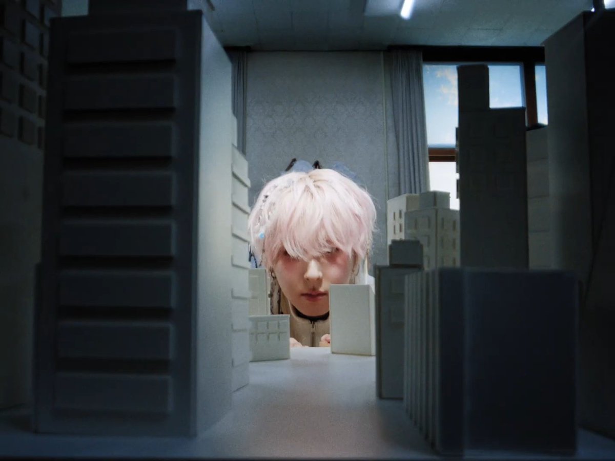 woo_ah_mugae's tweet photo. 그래서든생각이
뮤비 내용이 먼가...원위가 신처럼? 세상을 만드는?건가?
동명이 뒤에 예수님같은 옷이랑 천사 날개 있고
기욱이가 도시같은 디오라마? 보고있고..
그러다 뭔가가 침입해서 난장판되는거같기도
(아님말고 https://t.co/uZASCb8xFt