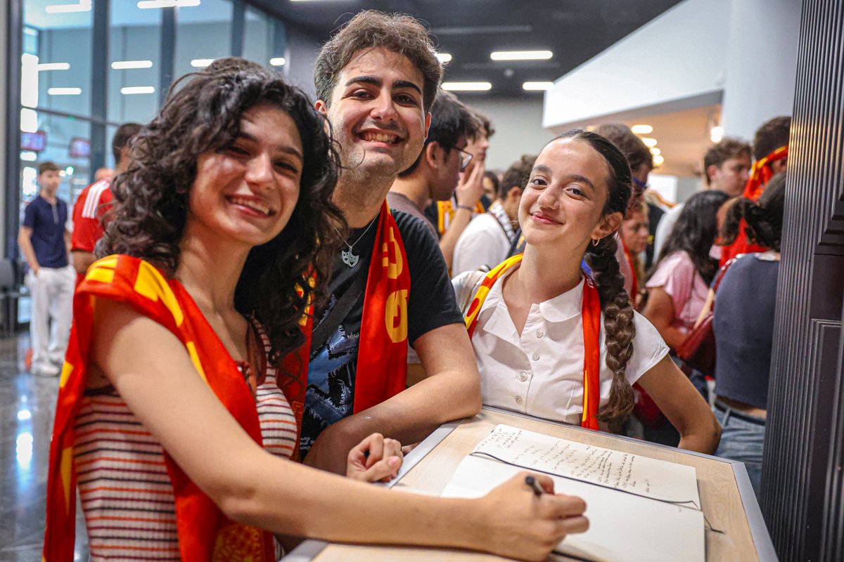 Goztepe's tweet photo. İzmir’in Gururları Göztepe’de! 💛❤️

“Şehrimin Takımı” projesi kapsamında, 2026 YKS’de Türkiye genelinde ilk 2.000’e girerek şehrimize büyük bir gurur yaşatan İzmirli gençlerimizi ve kıymetli ailelerini ISONEM Park Gürsel Aksel SSYM’de ağırladık.

İzmir Valiliği, İzmir İl Milli Eğitim Müdürlüğü ve kulübümüz iş birliğiyle gerçekleştirilen organizasyonda gençlerimiz, Göztepe Müzesi’ni ziyaret ederek kulübümüzün köklü tarihine tanıklık etti.

Önceki dönem Gençlik ve Spor Bakanı İzmir Milletvekili Dr. Mehmet Muharrem Kasapoğlu ve Onursal Başkanımız Mehmet Sepil de gençlerimizle bir araya gelerek başarılarını kutladı ve gelecek yolculuklarında kendilerine başarı dileklerini iletti.

Azimleri, emekleri ve başarılarıyla İzmir’e örnek olan tüm gençlerimizi bir kez daha kutluyor, hayatlarının yeni döneminde başarılarının devamını diliyoruz.

#Göztepe