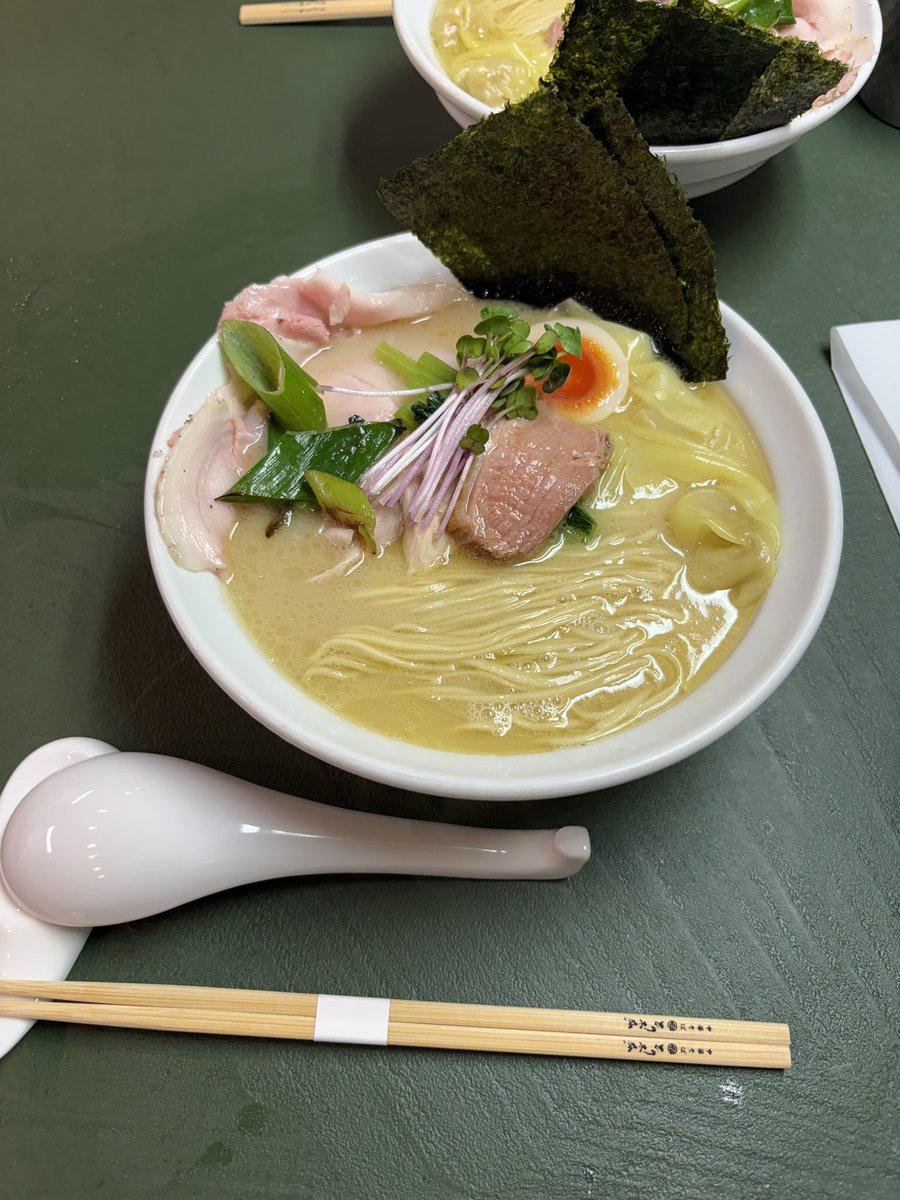 SudoYohei's tweet photo. 平塚
中華そばとり木瓜
地鶏の蛤の白湯
釜玉中華醤油

お連れさんはスタンダードに貝塩、違いを堪能しながらパイタンを啜るとこれまた格別で異次元の旨さっ✨
釜玉は麺が違うのかな、
腹パンなりながらも最後まで美味しくいただきました
再々訪もきっと近いでしょう😋 https://t.co/OJtqOMikgW