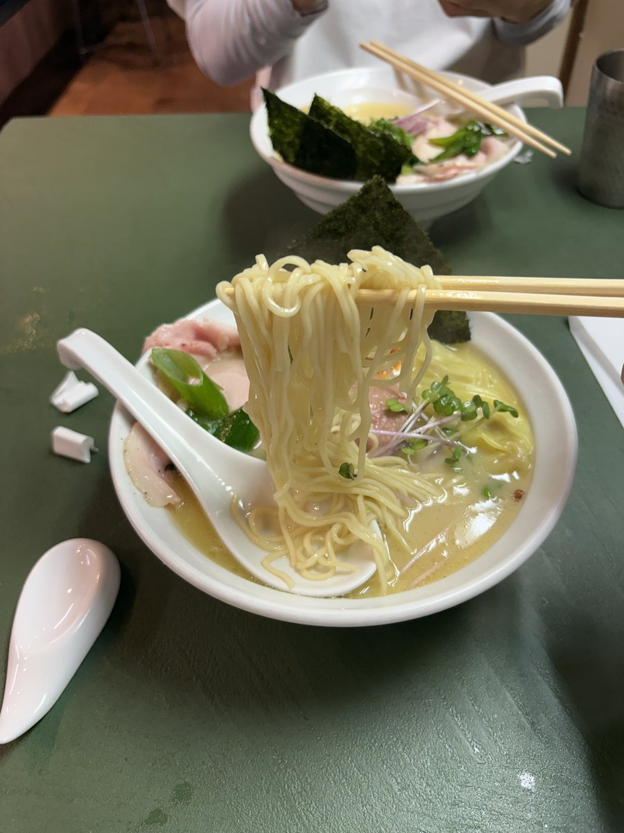 SudoYohei's tweet photo. 平塚
中華そばとり木瓜
地鶏の蛤の白湯
釜玉中華醤油

お連れさんはスタンダードに貝塩、違いを堪能しながらパイタンを啜るとこれまた格別で異次元の旨さっ✨
釜玉は麺が違うのかな、
腹パンなりながらも最後まで美味しくいただきました
再々訪もきっと近いでしょう😋 https://t.co/OJtqOMikgW