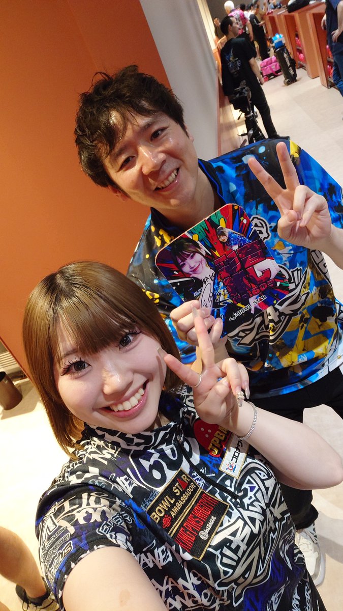 ishinon0912's tweet photo. ボウリングラボマーキュリーオープン記念チャレンジであやねんと前半同BOXで3位入賞できて嬉しかったです✨あやねんと3G目対決して負けて、シャミー購入しました✨あやねんと競い合い、気持ちを高め合ってるので、自分もさらに強くなれるように精進します🎳

#緒方彩音プロ
#ハマボール
#ボウルスター https://t.co/hM0Cxrx5g2
